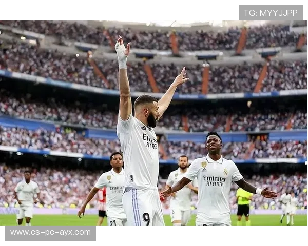 皇马本泽马门前抢点破网——王者本能点燃伯纳乌